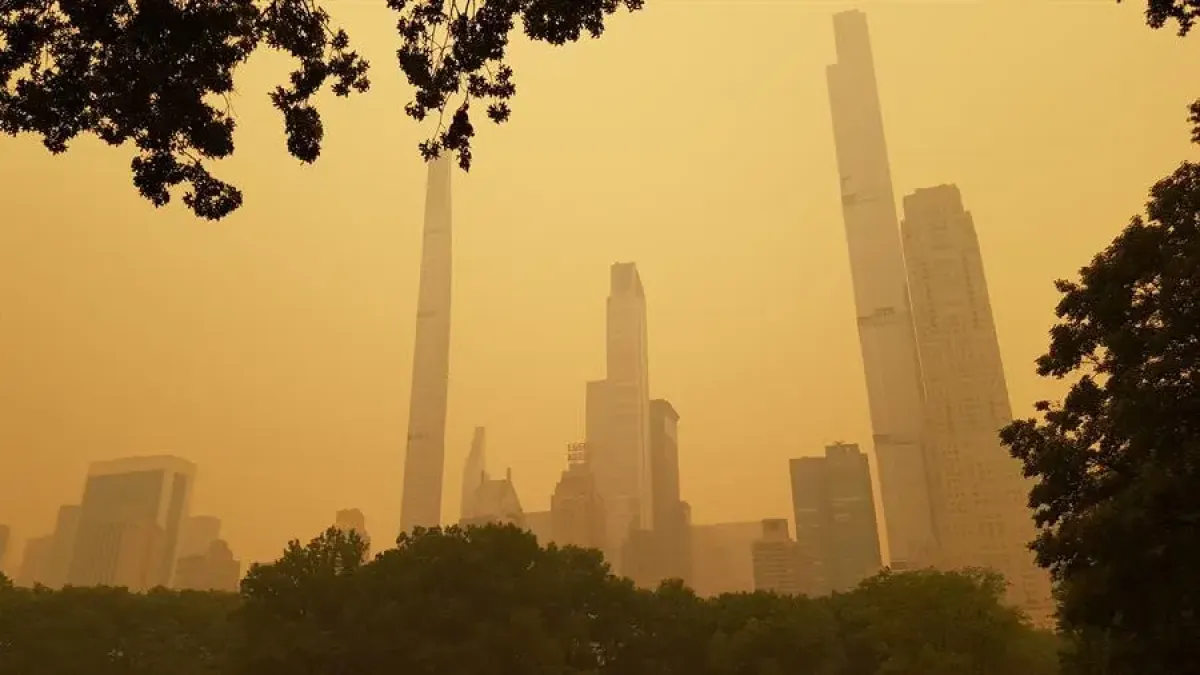 Humo resultante de los incendios forestales canadienses mientras envuelve ayer los edificios cercanos al famoso Central Park de Nueva York. 