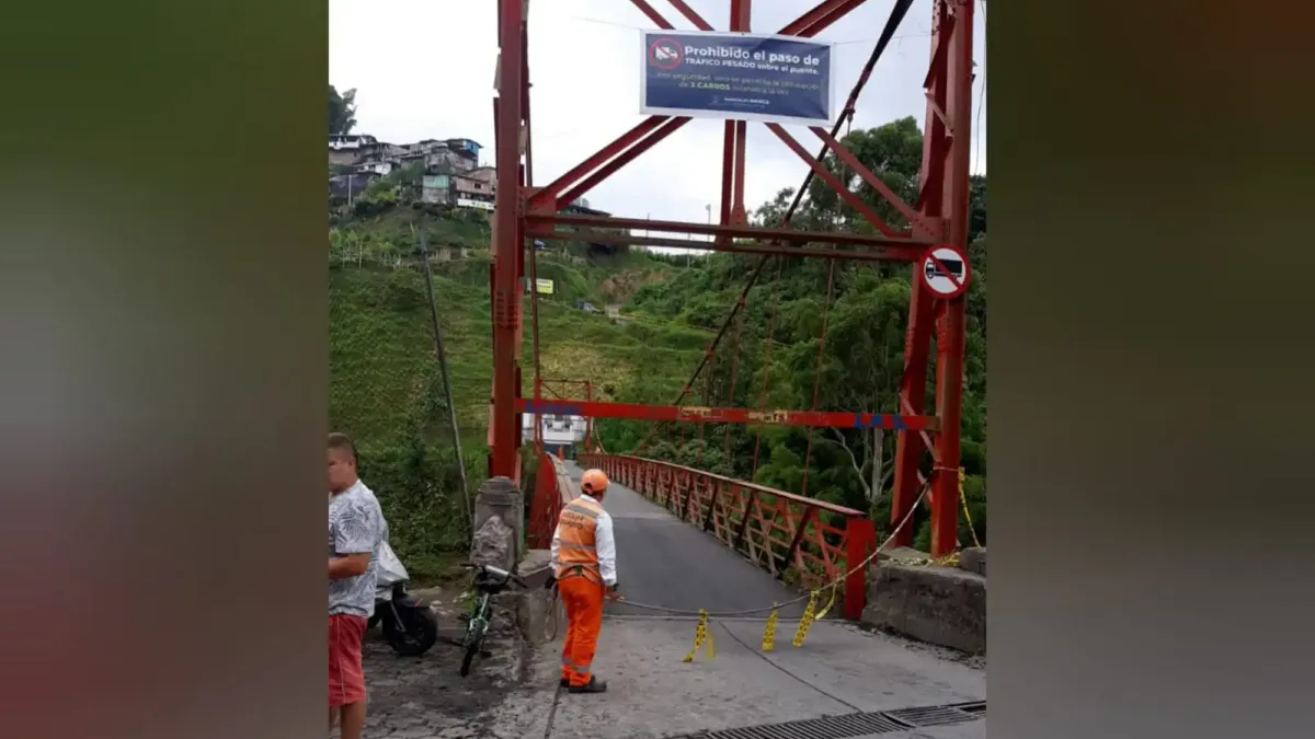 Así se encontraba este martes el paso por el puente Olivares. 