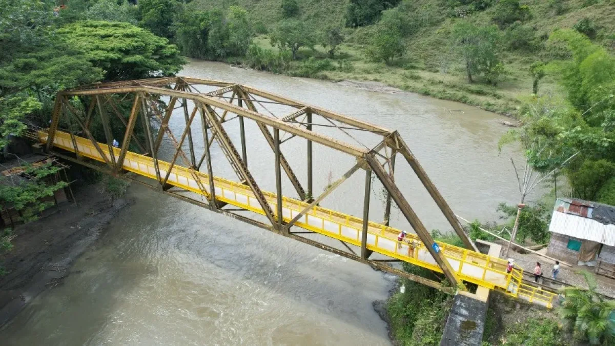El puente férreo peatonal sobre el río La Vieja. 