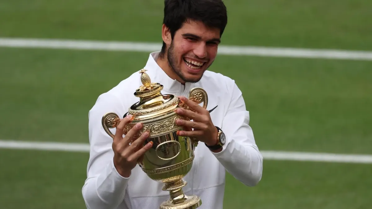 Carlos Alcaraz de España celebra con su trofeo después de ganar su último partido individual masculino contra Novak Djokovic de Serbia en el Campeonato de Wimbledon, en Gran Bretaña.