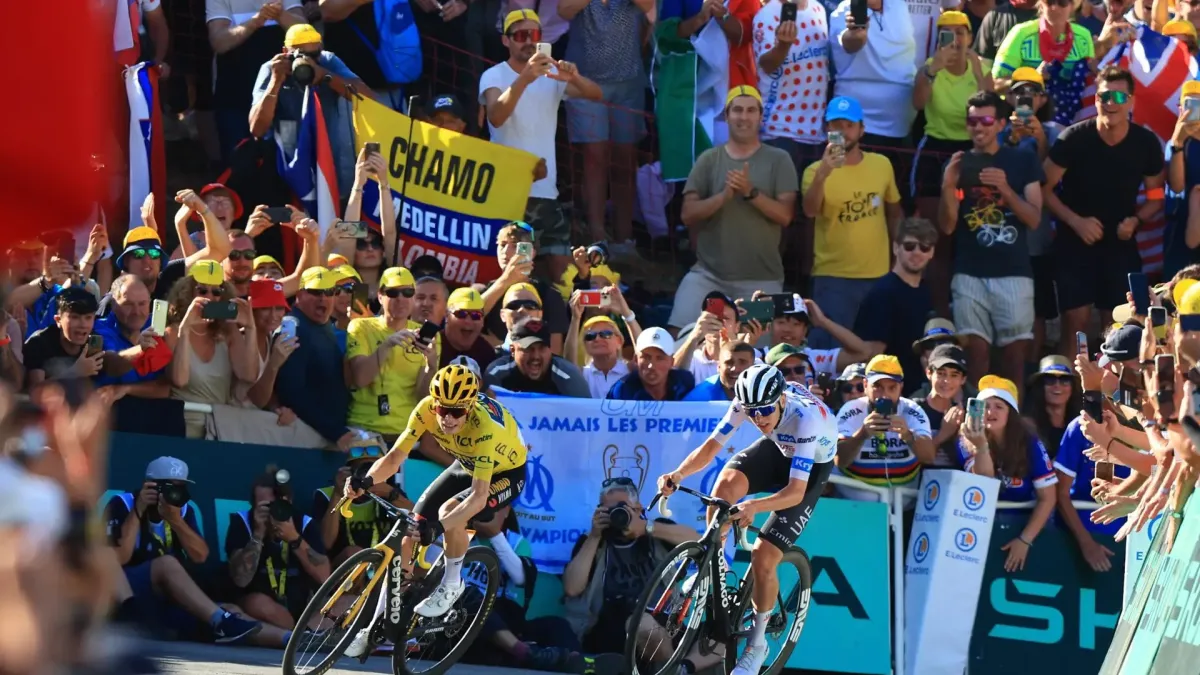 El ciclista danés Jonas Vingegaard (i) del equipo Jumbo-Visma y el ciclista esloveno Tadej Pogacar del equipo UAE Team Emirates se acercan a la línea de meta durante la 15.ª etapa del Tour de Francia 2023, de 180 km desde Les Gets les Portes du Soleil hasta Saint-Gervais Mont Blanc le Bettex.