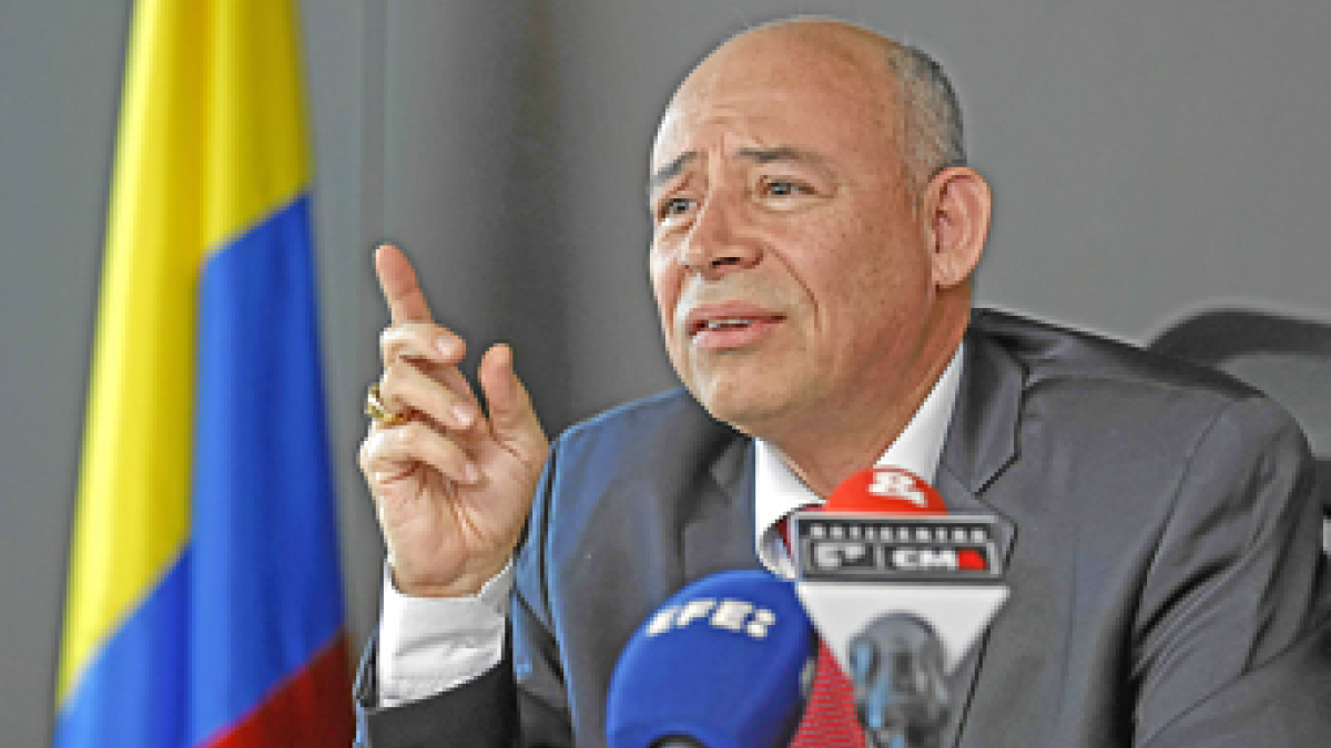 Foto | EFE | LA PATRIA  La "acusación que se hace en contra del señor Mejía Gutiérrez es por los delitos de homicidio en persona protegida, desaparición forzada y tortura", anunció en una rueda de prensa el director de la Unidad de Investigación y Acusación (UIA) de la JEP, Giovanni Álvarez.