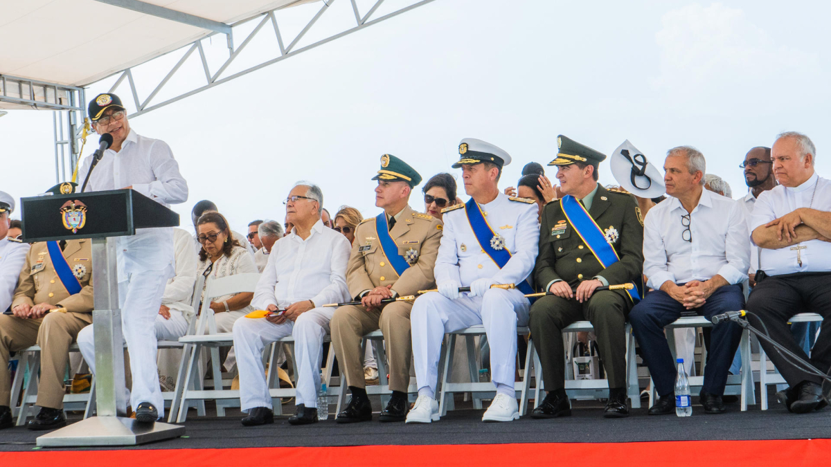 El presidente de Colombia, Gustavo Petro (i), habla durante el desfile militar para conmemorar el Día de la Independencia hoy, en San Andrés.