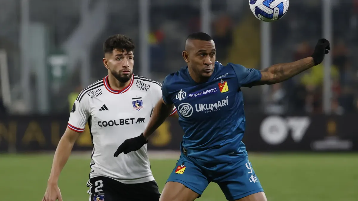 Deportivo Pereira clasificó a los octavos de final tras empatar 0-0 con Colo Colo en el estadio Monumental en Santiago (Chile), en la última fecha del Grupo F, en la que accedió como segundo tras Boca Juniors. En esta acción, Jeyson Rojas (i) disputa un balón con Ángelo Rodríguez.