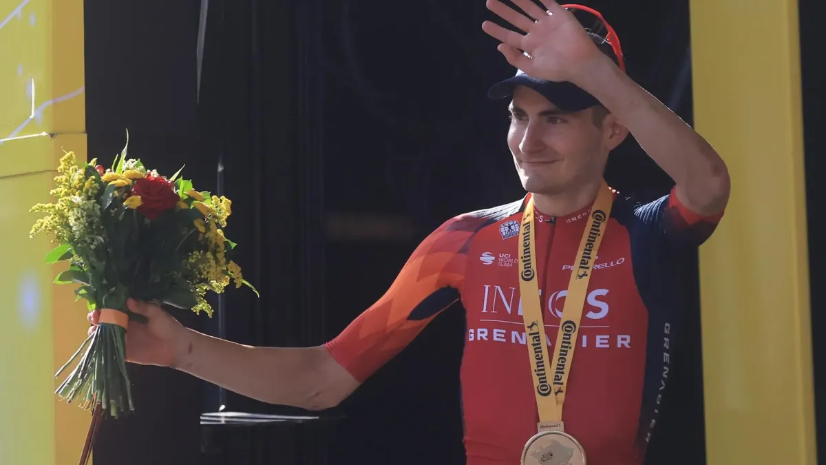 El ciclista español Carlos Rodríguez del equipo INEOS Grenadiers celebra en el podio después de ganar la etapa 14 del Tour de Francia 2023, una carrera de 152 km desde Annemasse hasta Morzine les Portes du Soleil.