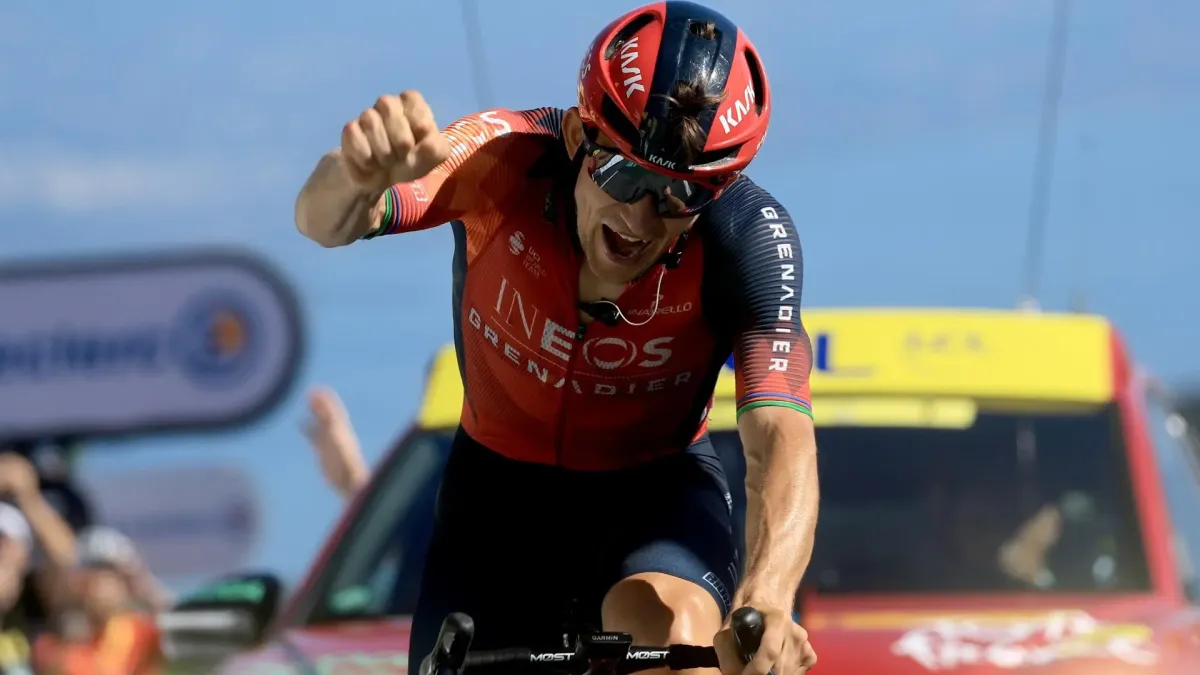 El ciclista polaco Michal Kwiatkowski del equipo INEOS Grenadiers celebra al ganar la 13.ª etapa del Tour de Francia 2023, una carrera de 138 km desde Chatillon-Sur-Charlaronne hasta el Grand Colombier.