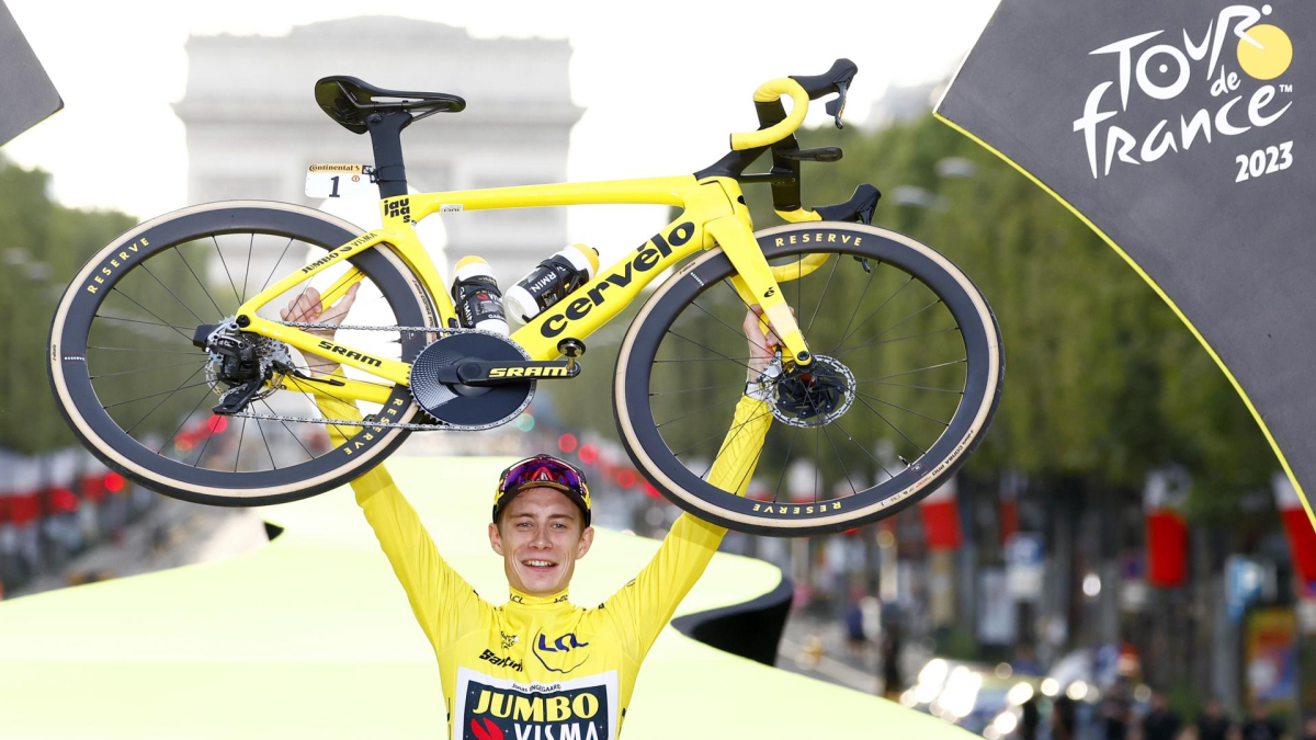 El ciclista danés Jonas Vingegaard, de 26 años, logró por segunda vez consecutiva el título del Tour de Francia.
