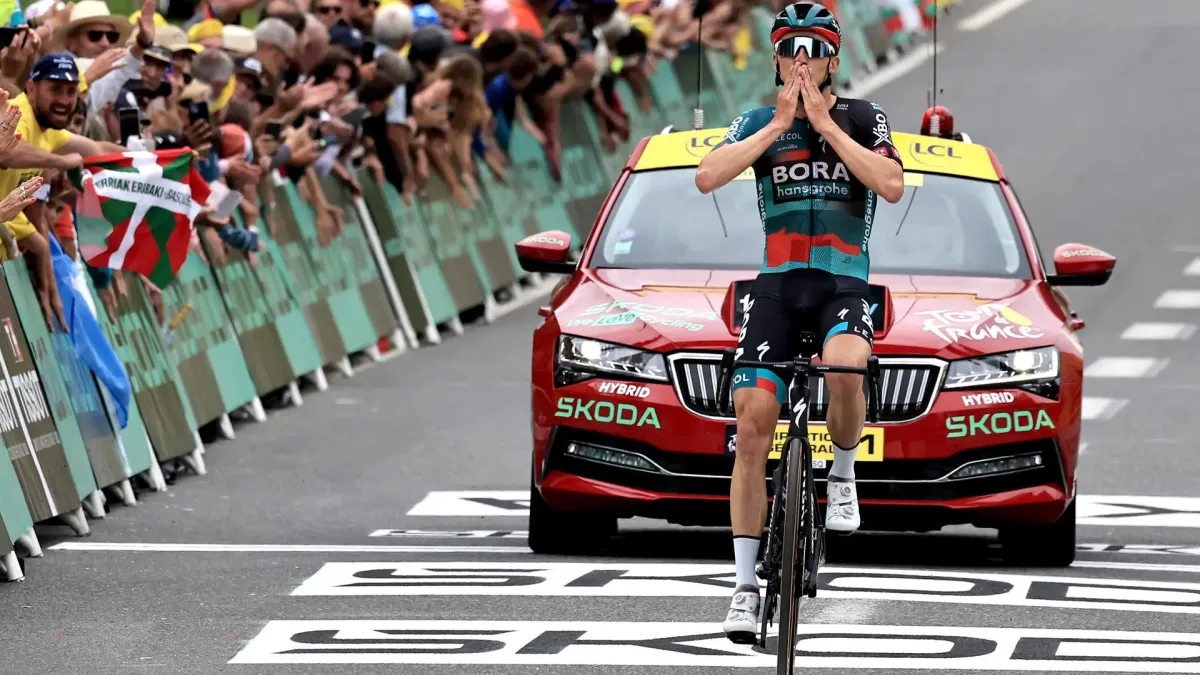 El ciclista australiano Jai Hindley del equipo BORA-hansgrohe, gana la quinta etapa del Tour de Francia 2023, una carrera de 162,7 km de Pau a Laruns, Francia, y se convierte en el nuevo líder.