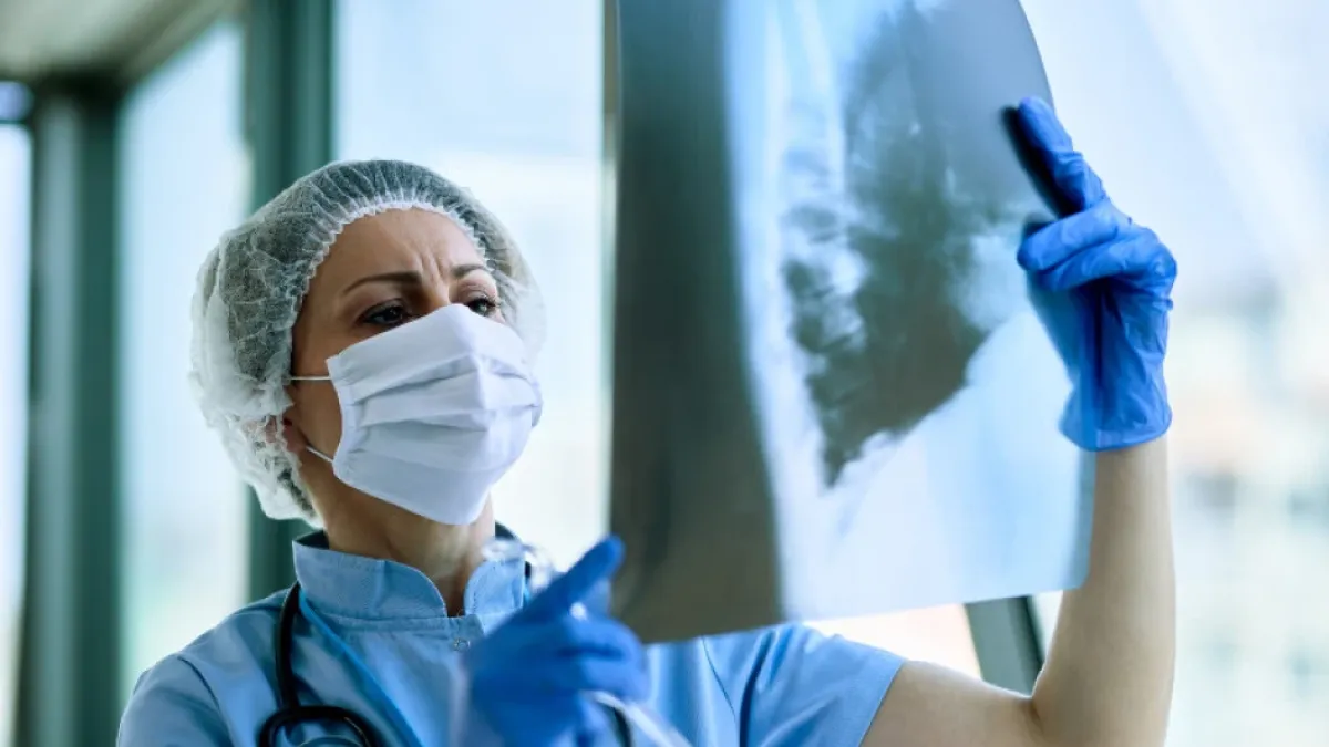 Una radiografía de tórax resulta una prueba complementaria en la detección de la tuberculosis. Si tiene los síntomas descritos, consulte a un médico en el menor tiempo posible.