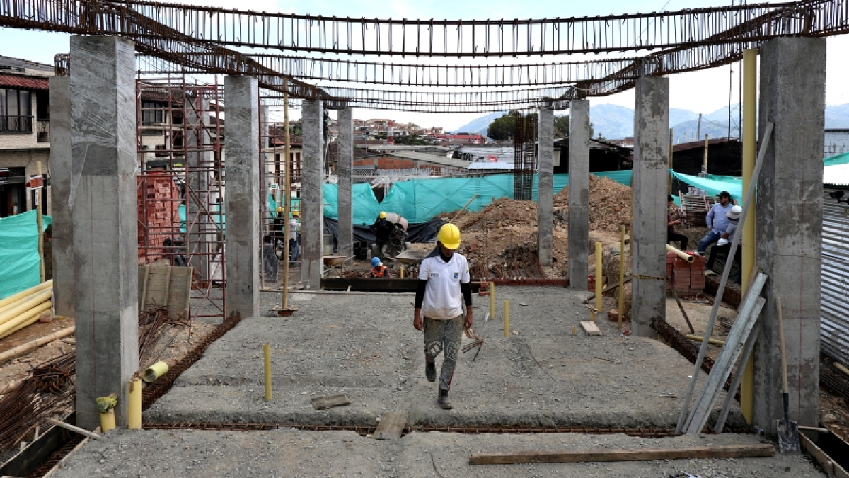 La edificación, de aproximadamente 260 metros cuadrados en un nivel, se estructura en materiales tradicionales, columnas en concreto, mampostería estructural de tipo ladrillo