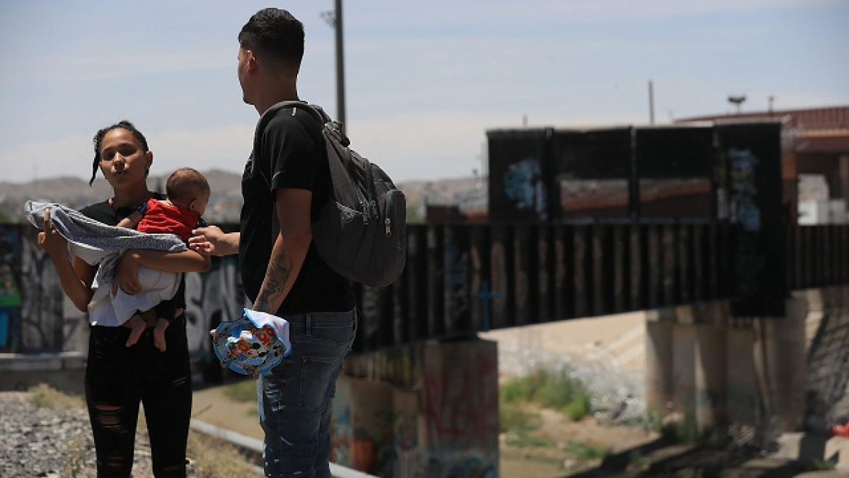 A diario caminan unos 5 kilómetros a lo largo del Bravo, hasta el puente internacional Paso del Norte y el cruce internacional ferroviario en busca de un hueco para cruzar.