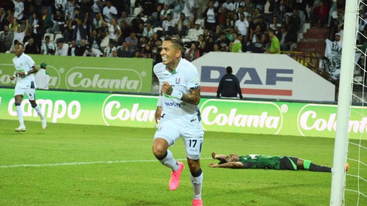 Dayro Moreno vence a Kevin Mier e inicia la celebración del gol para el Once Caldas. Al minuto le empató Nacional. En medio de la fiesta futbolera, el local dejó escapar dos puntos.