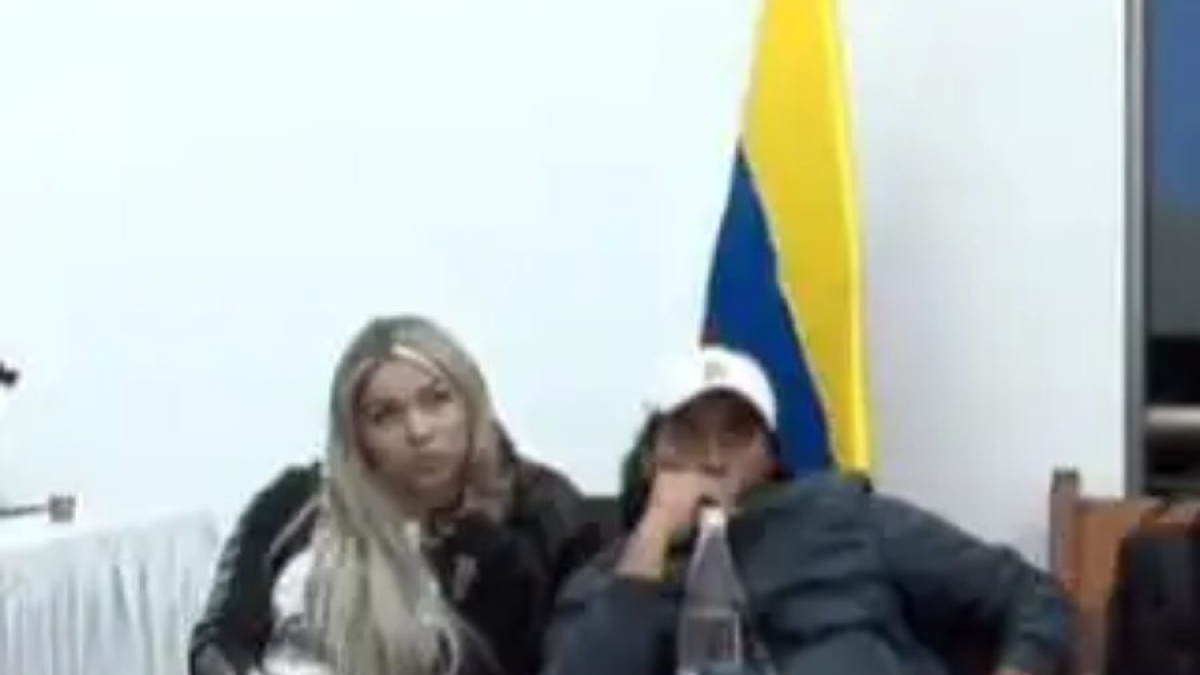 Daysuris Vásquez y Nicolás Petro ayer en el búnker de la Fiscalía durante la audiencia que se suspendió.