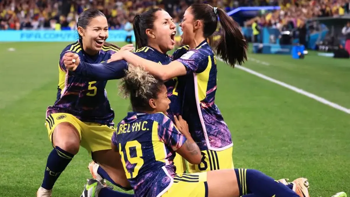 Manuela Vanegas celebra con sus compañeras. 
