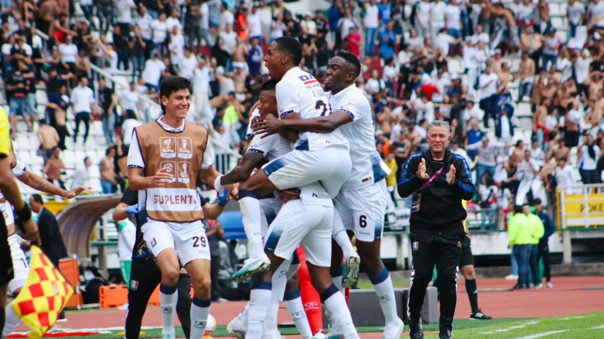 Los jugadores celebran una de las cuatro anotaciones del Once Caldas. 
