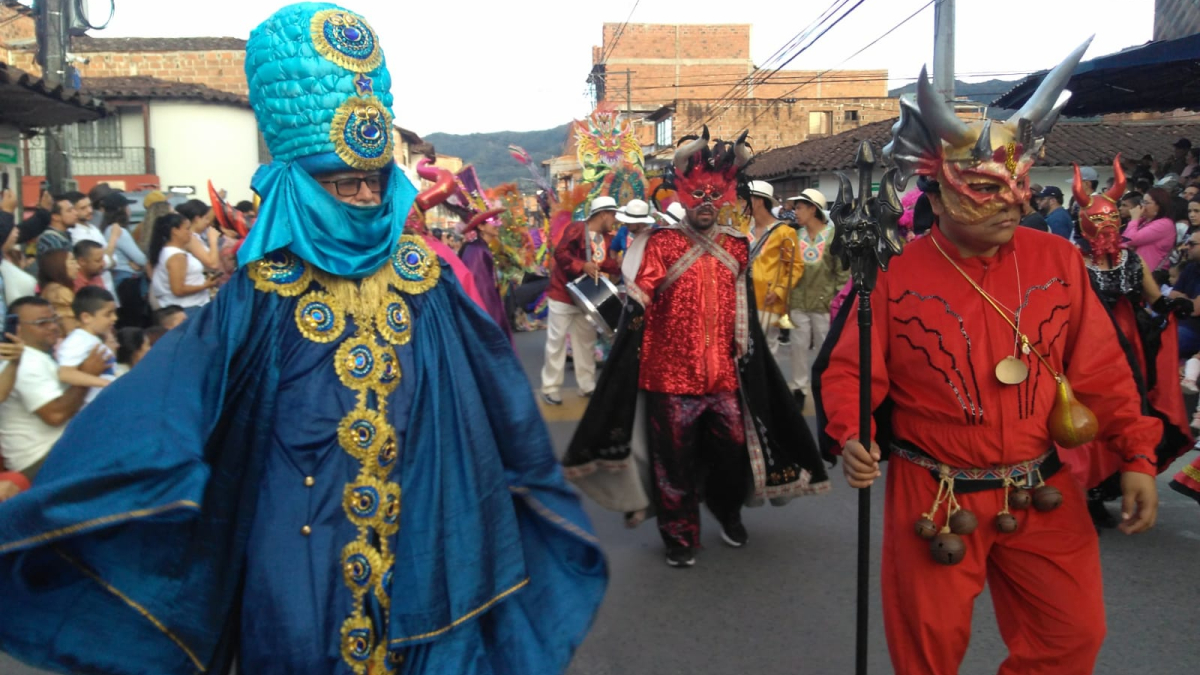 Las cuadrillas del Carnaval de Riosucio que estuvieron presentes en El Carmen de Viboral (Antioquia).