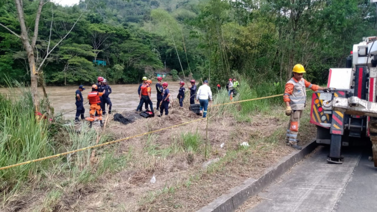 A finales de marzo, cuando desapareció la tractomula que conducía Gilberto Torres, un equipo de buzos acudió al sector de El Tangelo para buscar su cuerpo y el vehículo, tarea que fue infructuosa.