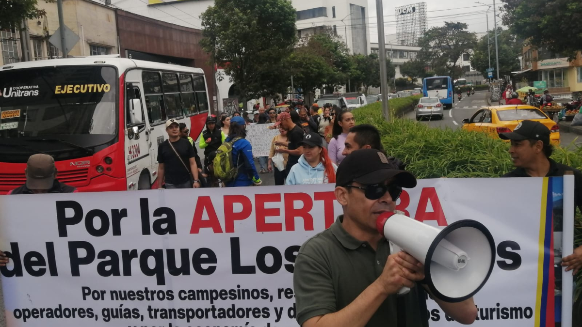 En la mañana de este viernes los manifestantes marcharon por un carril de la avenida Santander.