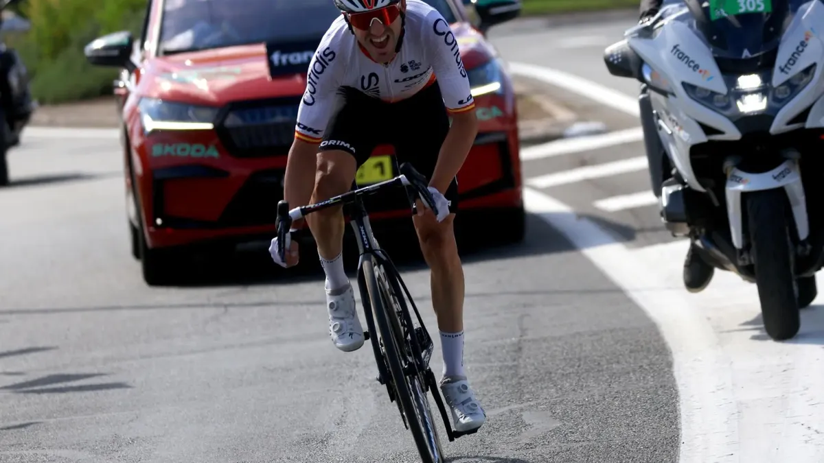 El ciclista español Ion Izagirre del equipo Cofidis en camino a ganar la 12.ª etapa del Tour de Francia 2023, una carrera de 168,8 km desde Roanne hasta Belleville-en-Beaujolais.