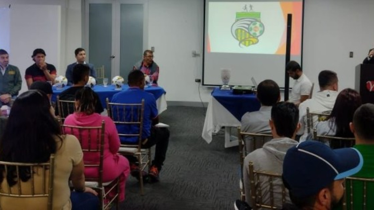 Santiago Ramírez, Juan Carlos Henao, Adolfo Bustos, Milton Hernández y Gabriel Fernando Cárdenas estuvieron en la mesa principal de la presentación del torneo.