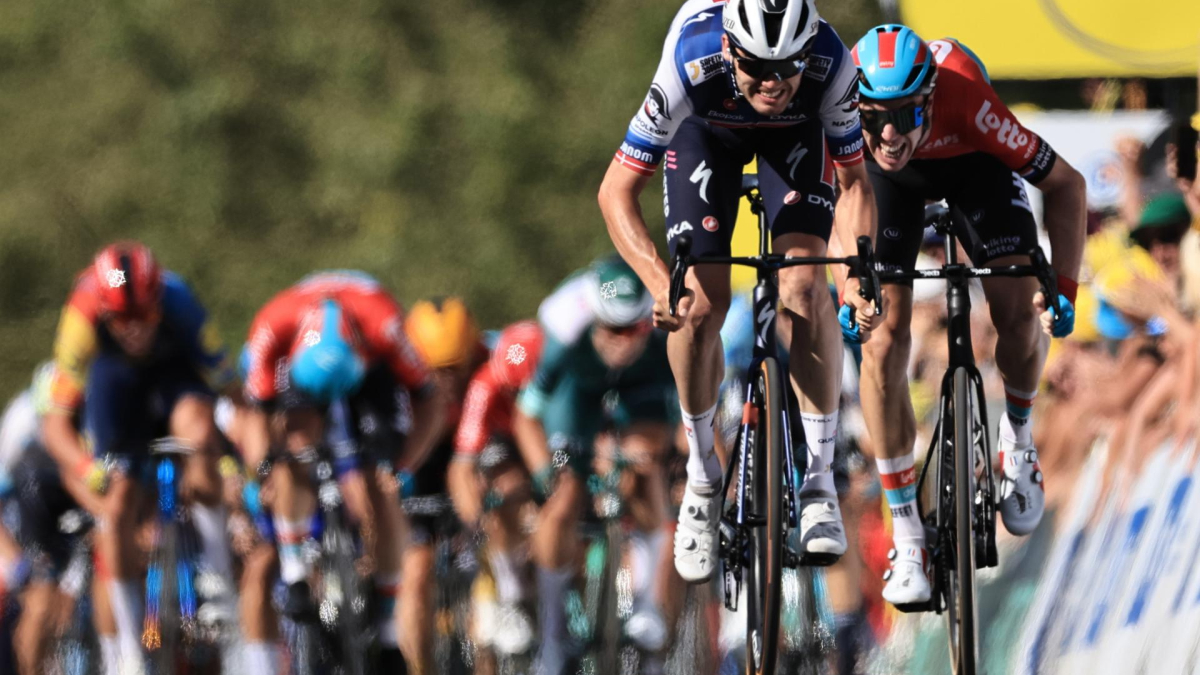 El ciclista danés Kasper Asgreen (i) del equipo Soudal-Quick Step gana la etapa 18 del Tour de Francia 2023, una carrera de 185 km desde Moutiers hasta Bourg-en-Bresse.