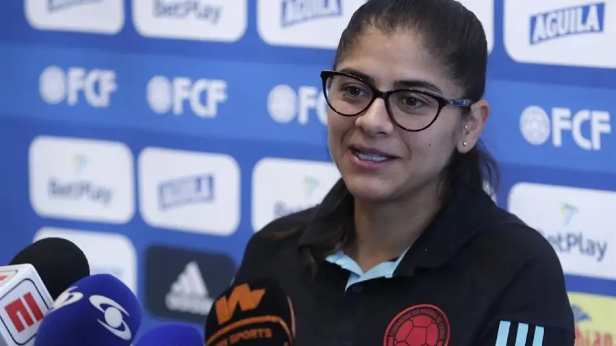 La futbolista colombiana Catalina Usme habla durante una rueda de prensa hoy, en Bogotá (Colombia). 