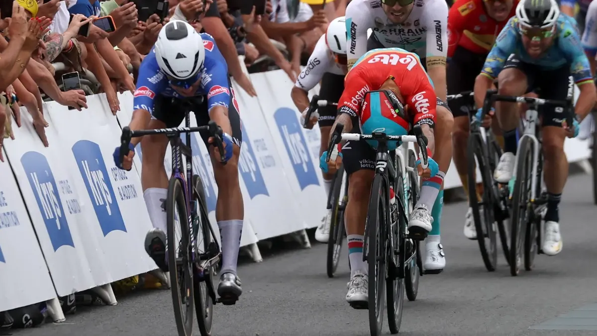 El ciclista belga Jasper Philipsen (izquierda) del equipo Alpecin-Deceuninck vence al australiano Caleb Ewan (derecha) del equipo Lotto Dstny para ganar la cuarta etapa del Tour de Francia 2023, una carrera de 181,8 km de Dax a Nogaro, Francia.