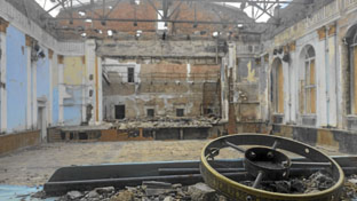 Vista de un edificio destruido por un bombardeo ruso. La ciudad de Vinnytsia conmemora a las víctimas que fueron atacadas con misiles. Mató a 29 personas e hirió a unas 200.
