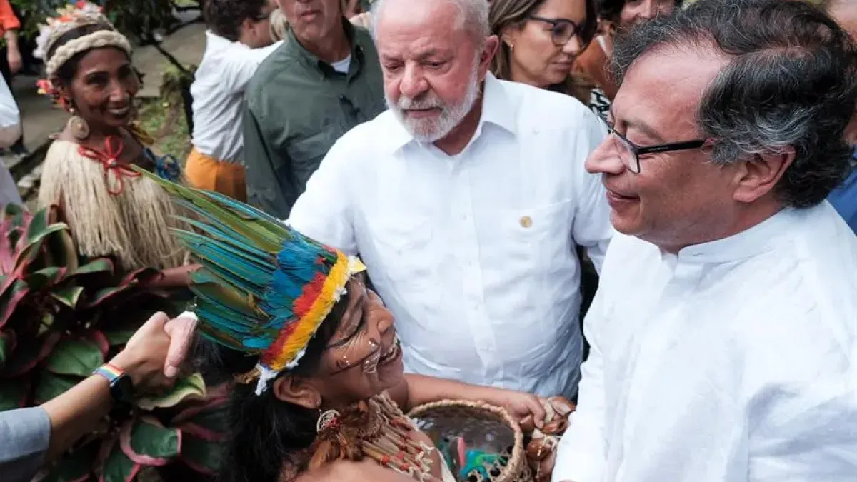  Fotografía cedida por la Presidencia de Colombia que muestra al mandatario colombiano Gustavo Petro (d) y a su homólogo de Brasil, Luiz Inácio Lula da Silva (c) mientras saludan a un grupo de indígenas hoy, en Leticia (Colombia).