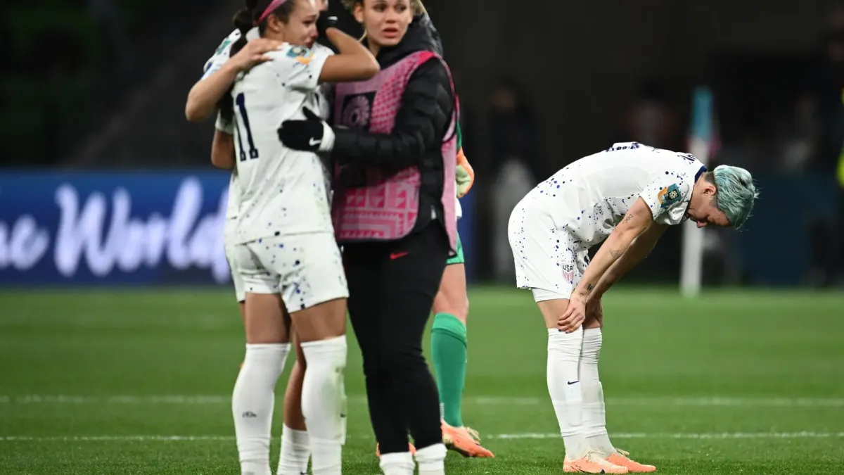 Foto | EFE | LA PATRIA Una decepcionada Megan Rapinoe (derecha) de EE. UU. luego de su derrota ante Suecia durante el partido de fútbol de octavos de final de la Copa Mundial Femenina de la FIFA 2023 en el Estadio Rectangular de Melbourne en Melbourne, Australia.