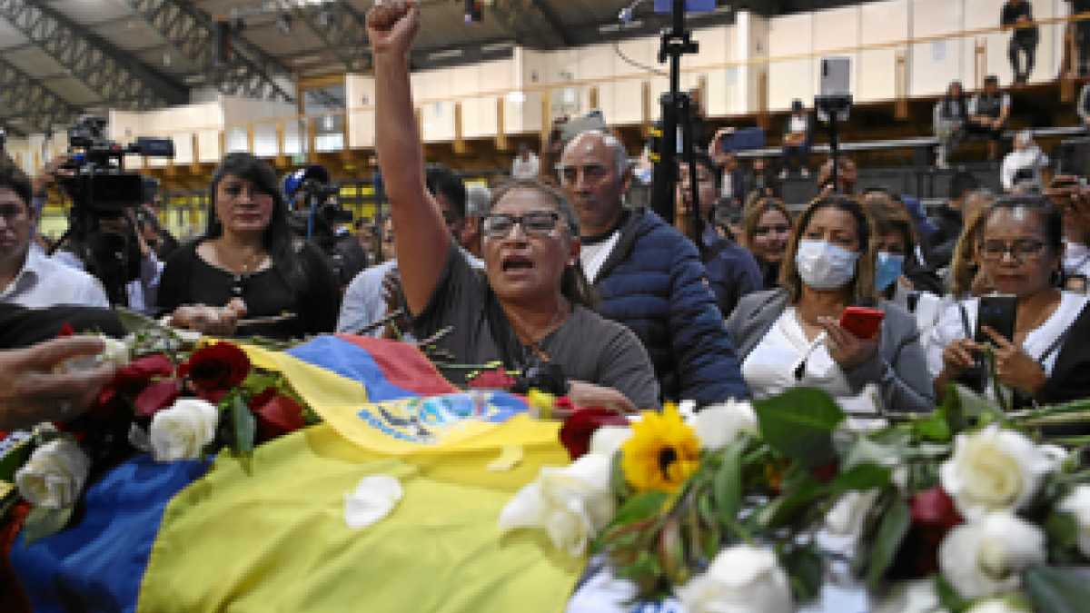 El féretro de Fernando Villavicencio salió del cementerio al que había sido trasladado para tener un breve velatorio público antes de regresar al camposanto y proceder con su inhumación.