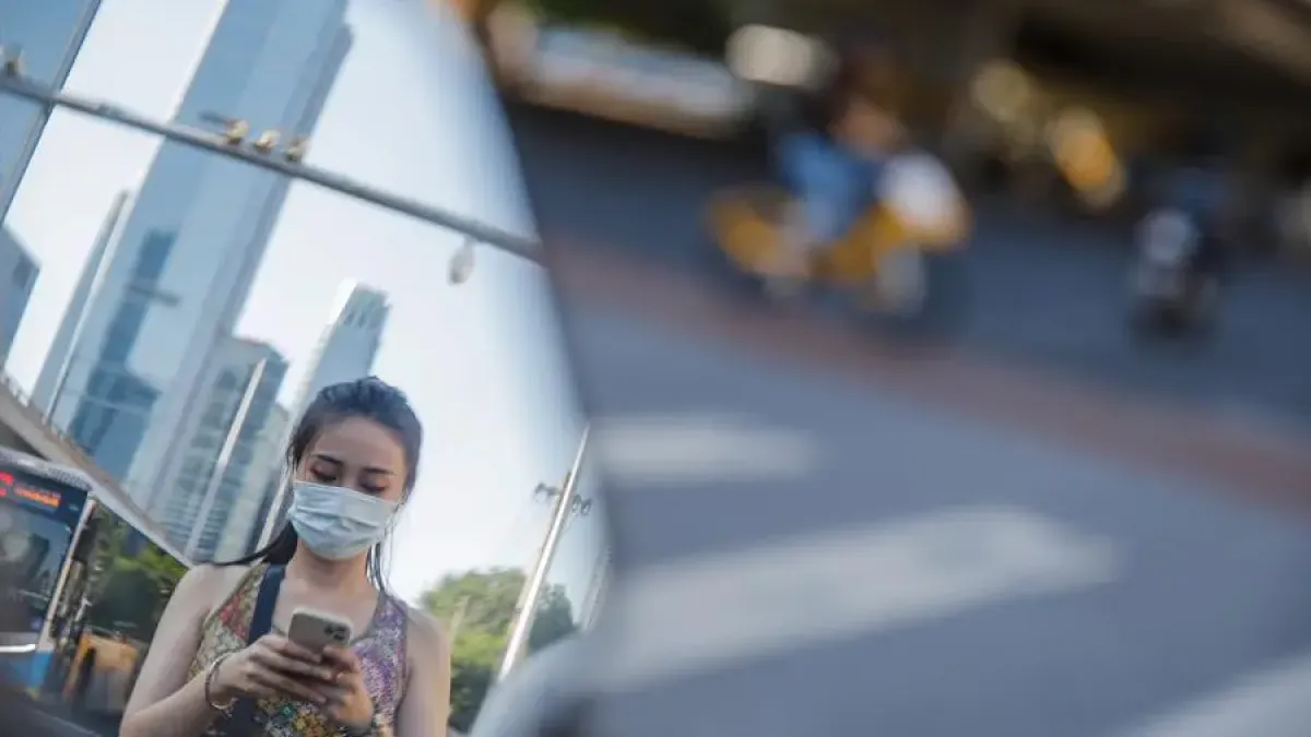 Una mujer usando tapabocas en Beijing (China), donde la cepa EG.5 de la variante Omicron ha sido la fuente más representativa de la covid-19. 