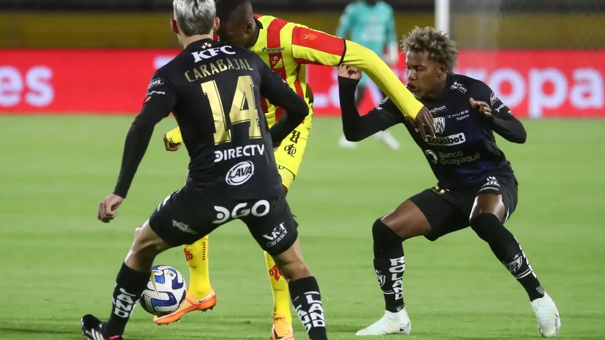Julio Ortiz (d) de Independiente disputa el balón con Larry Angulo (c) de Pereira hoy, en un partido de los octavos de final de la Copa Libertadores entre Independiente del Valle (IDV) y Deportivo Pereira en el estadio Complejo Independiente del Valle en Quito (Ecuador).