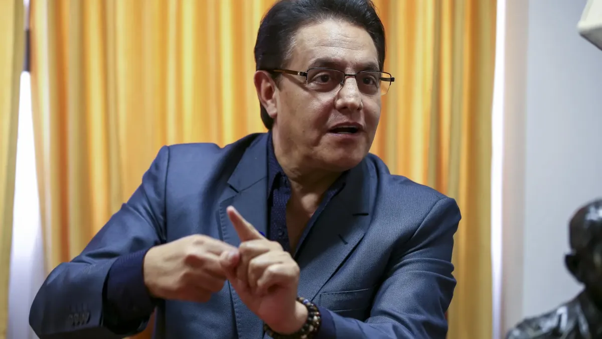 Fotografía de archivo fechada el 25 de mayo del 2023 que muestra al entonces precandidato a la Presidencia de Ecuador, el exlegislador Fernando Villavicencio, mientras habla durante una entrevista con EFE el 23 de mayo, en Quito (Ecuador). El candidato presidencial e Fernando Villavicencio ha sido asesinado este miércoles.