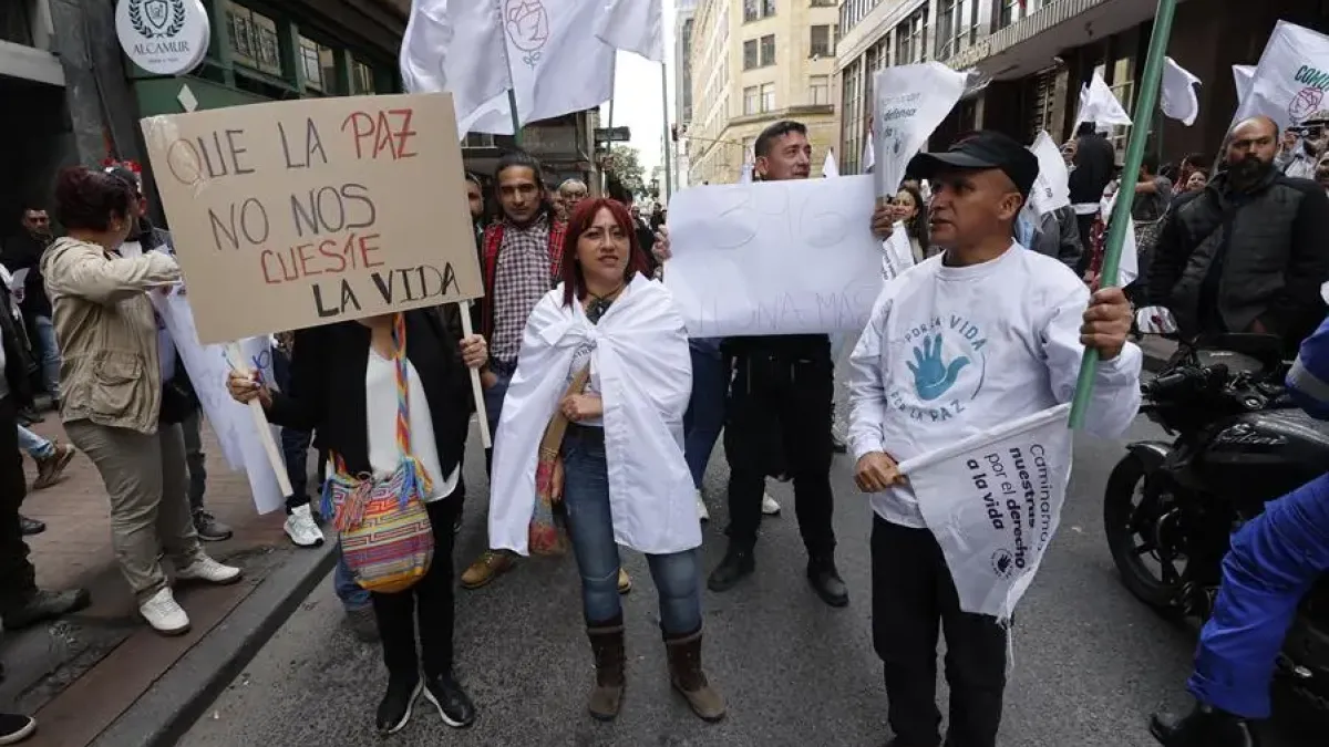 Excombatientes desmovilizados de las Farc se manifiestan hoy en Bogotá. Los exintegrantes de las Farc y firmantes de paz marcharon para exigir el respeto al Acuerdo de Paz del 2016 tras el fallido atentado en la capital contra Marino Molina Cruz, exnegociador en La Habana e integrante de la Dirección Nacional del Partido Comunes.