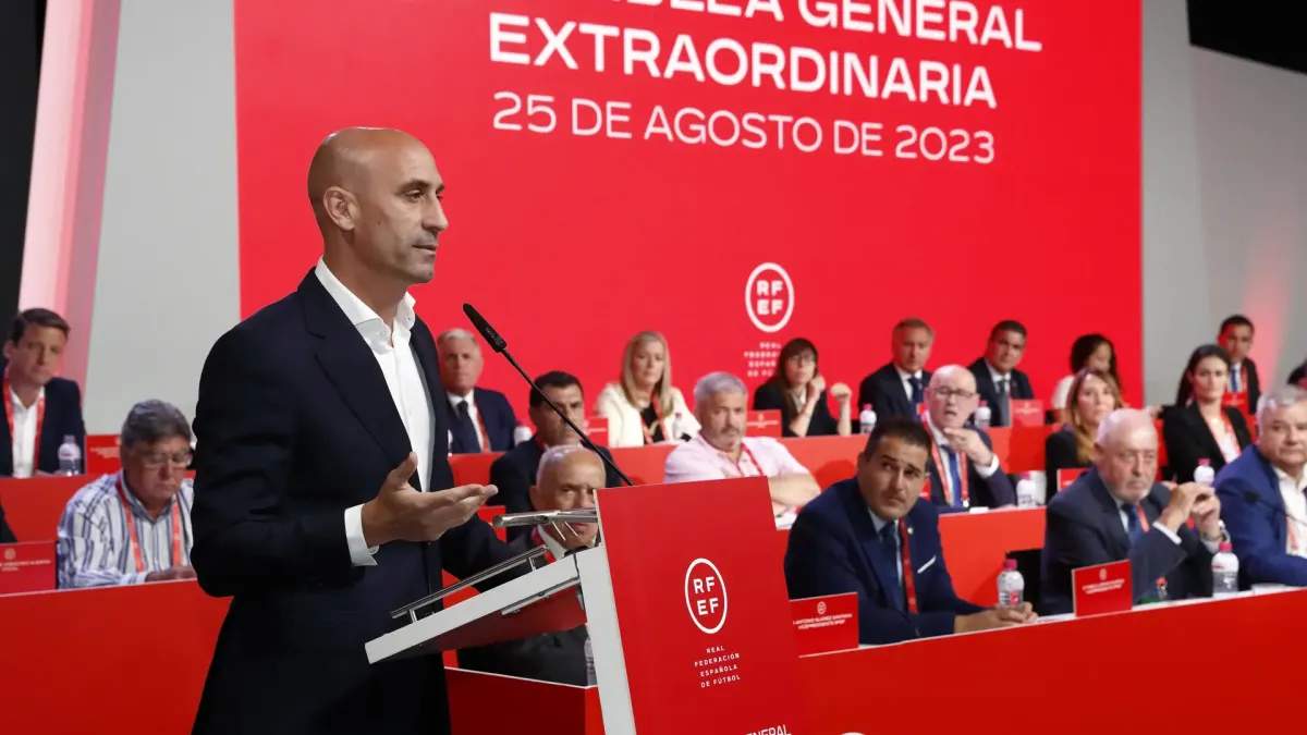 El presidente de la Real Federación Española de Fútbol, Luis Rubiales, durante su intervención en la Asamblea General de dicho organismo en la que anunció que no dimitirá de su cargo tras la polémica por el beso que dio a la futbolista Jenni Hermoso al ganar el Mundial Femenino, aunque pidió disculpas "por el contexto en el que se produjo".
