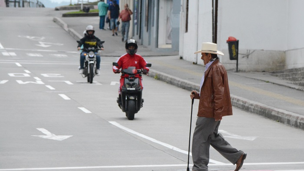 Según expertos, un punto crítico para los adultos mayores está a la hora de cruzar las calles, pues los semáforos de la ciudad no están diseñados para el tiempo de cruce de una persona mayor de 60 años.