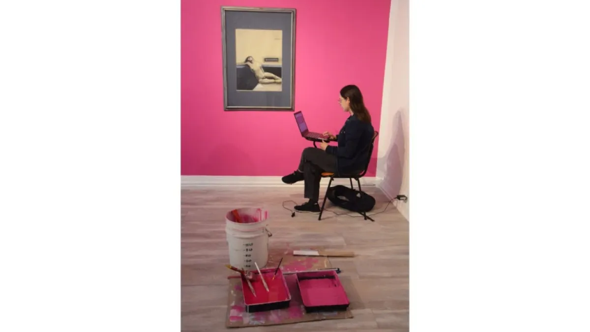 La curadora, Andrea Ospina Santamaría, ayer en el proceso de organización de la sala de exposiciones.