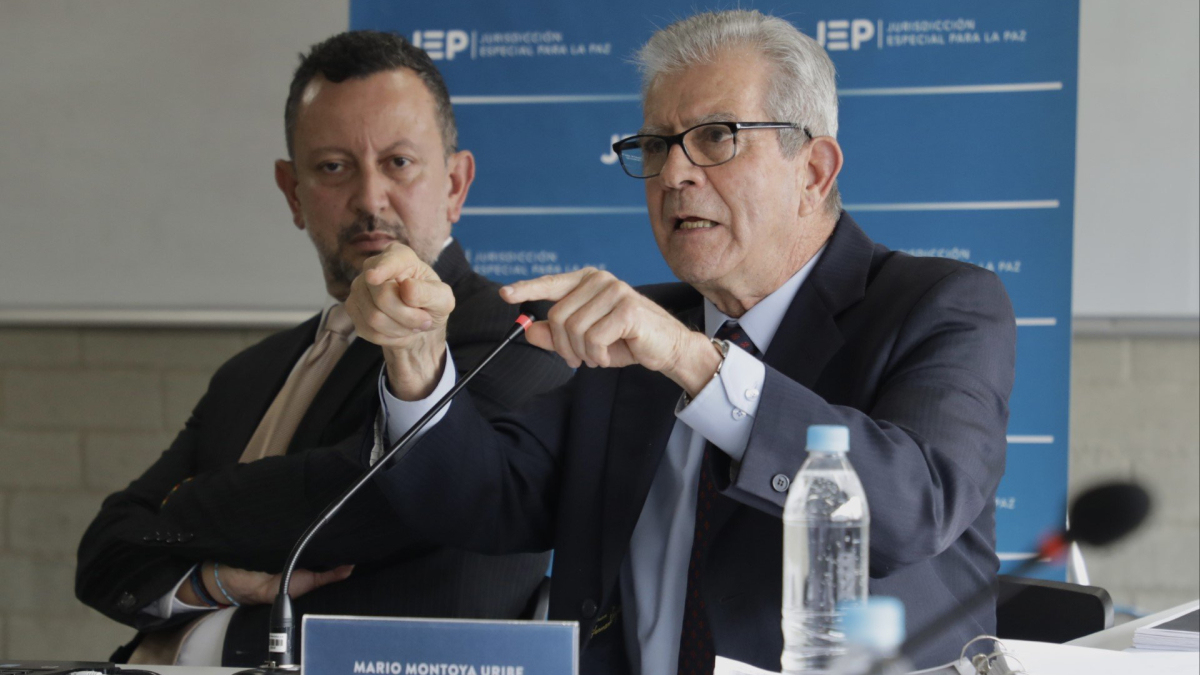 El general (r) Mario Montoya Uribe fue imputado como autor de crímenes de guerra y de lesa humanidad por mentir sobre el número de bajas y encubrir casos de extralimitación del uso de la fuerza así como por presionar a los miembros de las unidades militares bajo su mando para obtener bajas “en combate”.