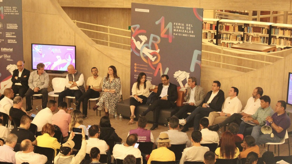 En el Óculo del Centro Cultural Universitario Rogelio Salmona se realizó el primer foro cultural con los aspirantes a la Alcaldía de Manizales durante la Feria del LIbro. 