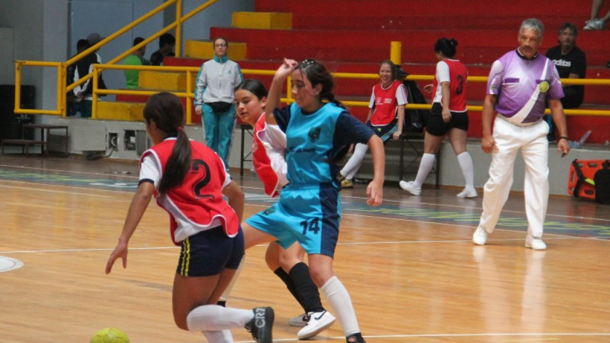 Los estudiantes del país, entre ellos 5 mil de Manizales, están esperando los Juegos Intercolegiados. El Ministerio del Deporte dice que las alcaldías son autónomas en la fase municipal.