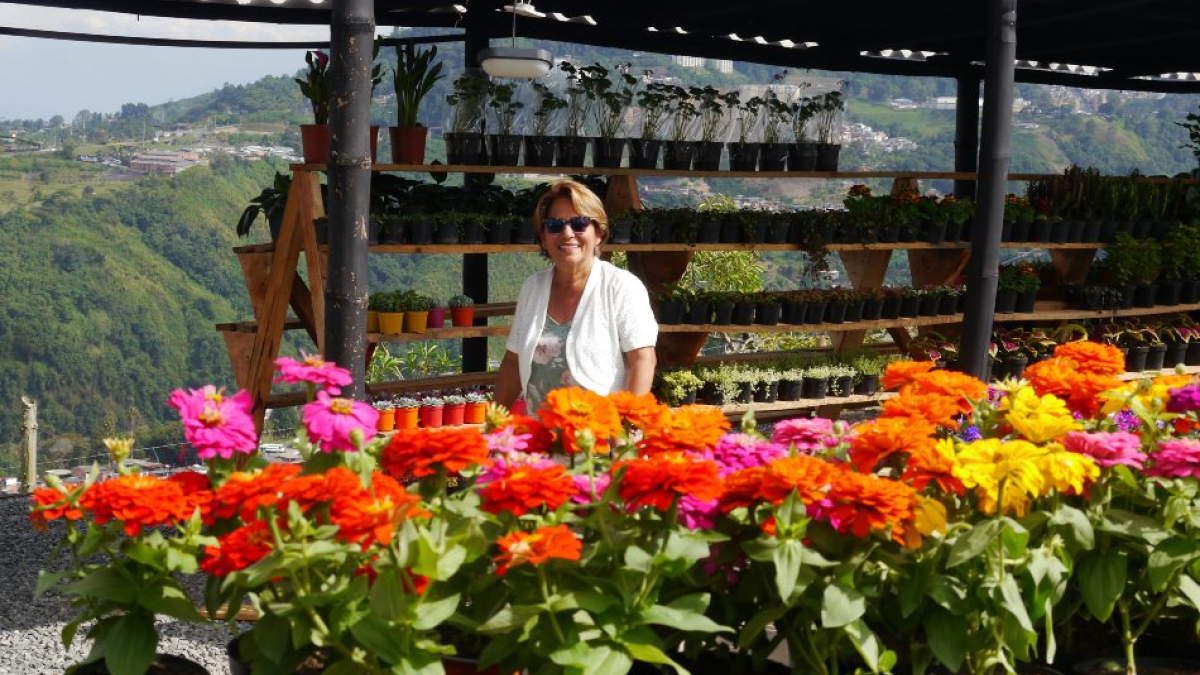 Cecilia Osorio emprendió desde hace siete años un negocio familiar al que llamó Planta Colombia. Hoy ensambla materos de cemento que distribuye en los mercados del Eje Cafetero y de Antioquia.