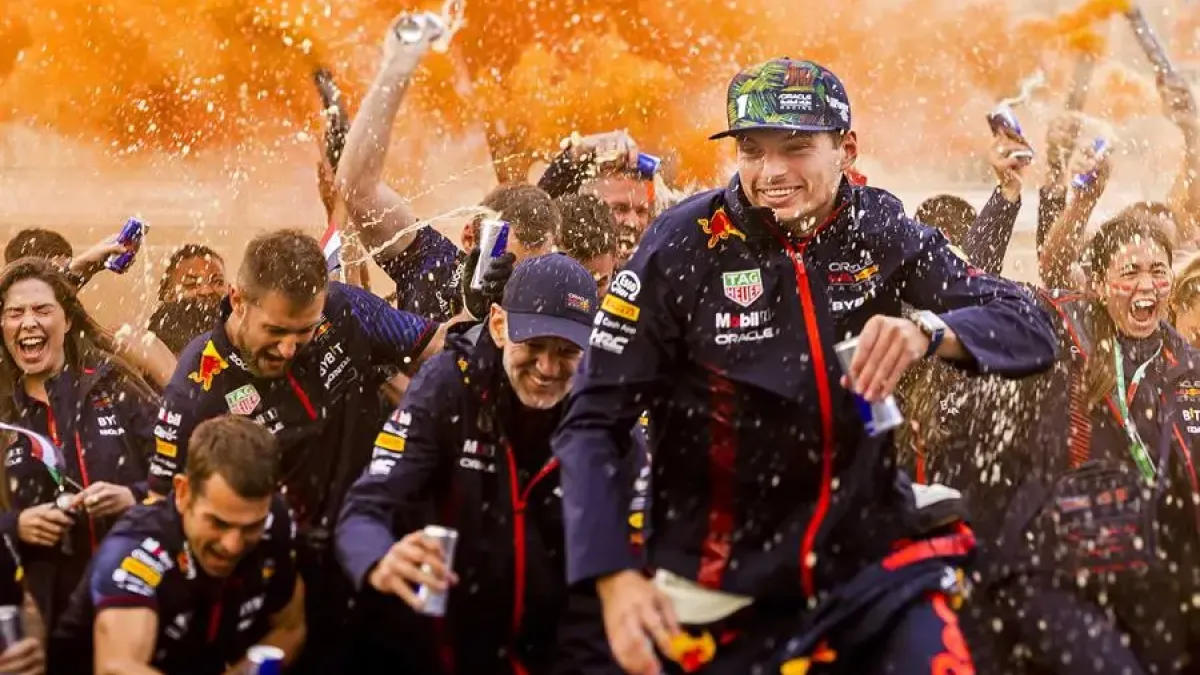 Max Verstappen de Red Bull Racing celebra con su equipo.
