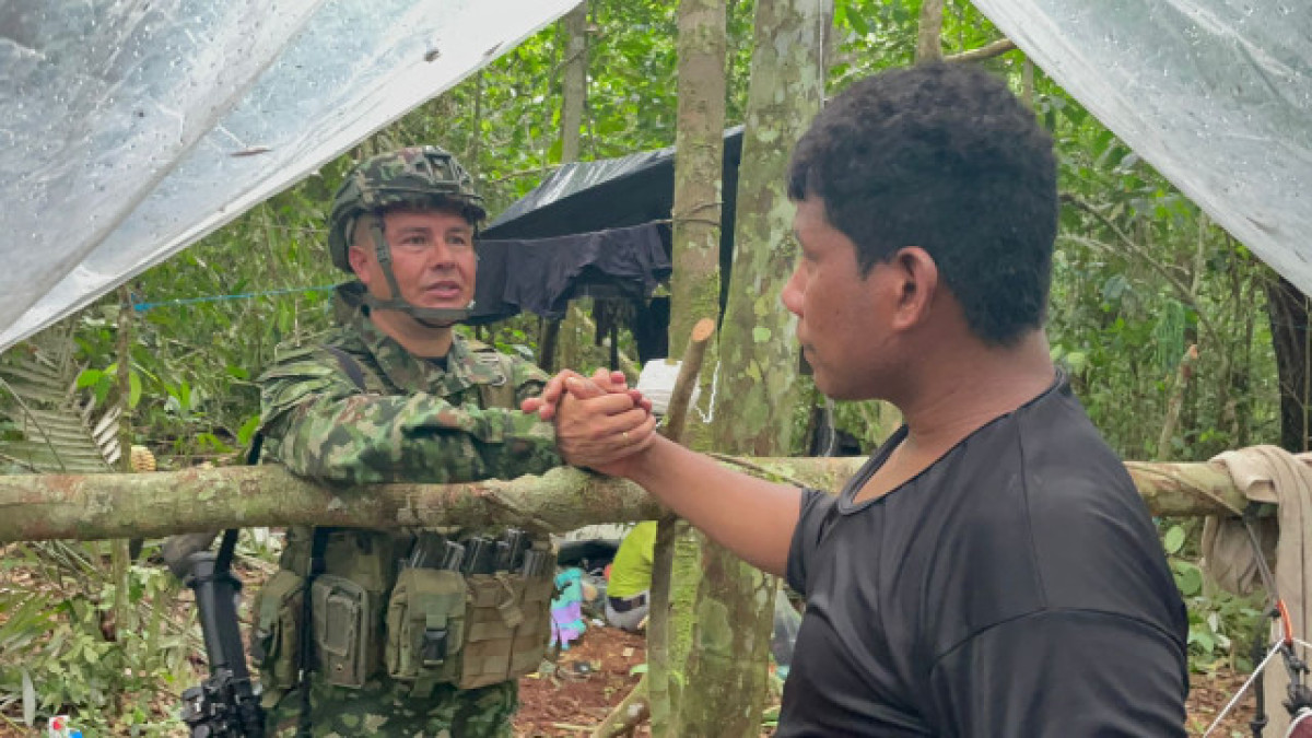 Manuel Ranoque (derecha) participó junto al grupo de indígenas y militares que buscaron a los niños en la selva del Yarí.