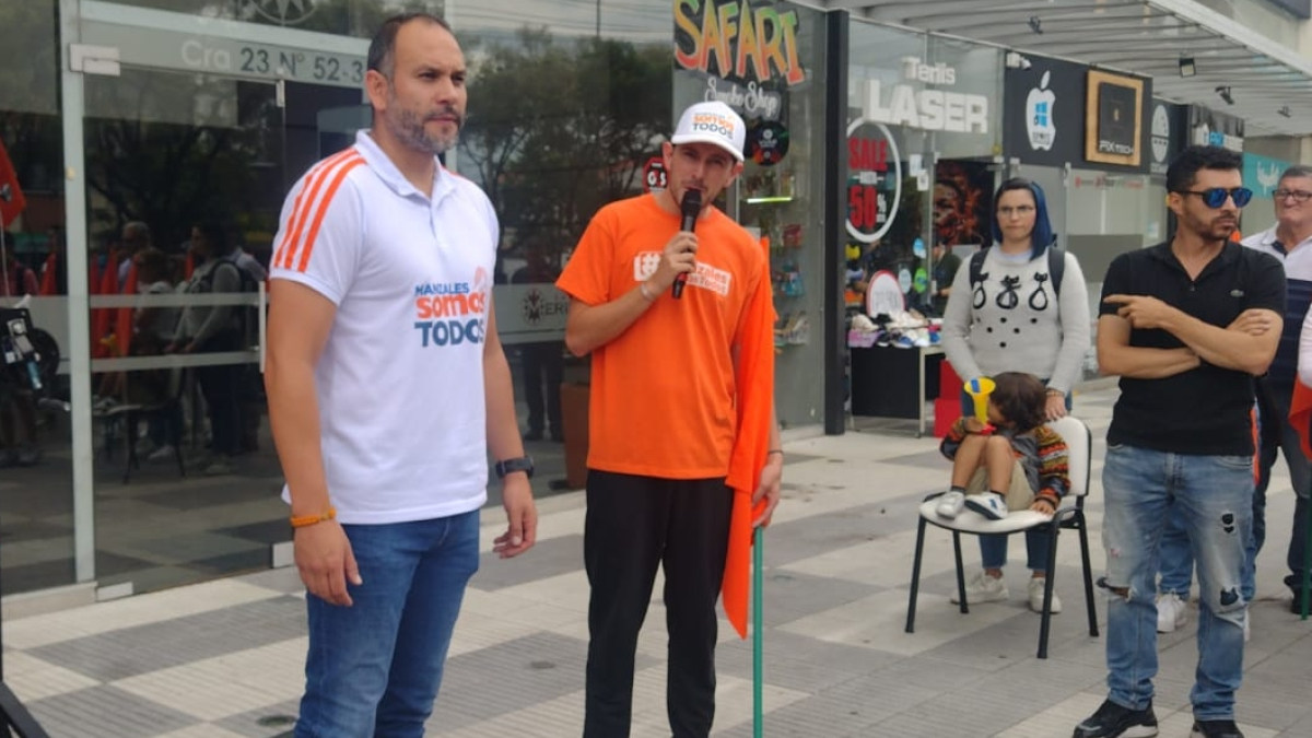 El precandidato Carlos Alberto Arias, del GSC Manizales somos todos, dio una rueda de prensa este sábado frente a su sede de campaña para anunciar medidas ante la decisión de la registraduría.