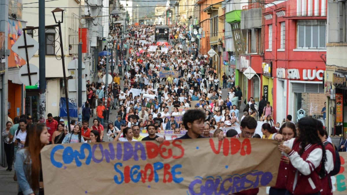 Con pancartas y arengas, los manifestantes se movilizaron por el centro de Manizales para protestar contra la medida de la Secretaría de Educación de cerrar los colegios de Cristo, La Salle, Divina Providencia y Perpetuo Socorro.
