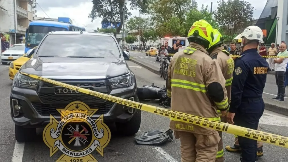 Este es el accidente de tránsito entre la motocicleta y la camioneta.