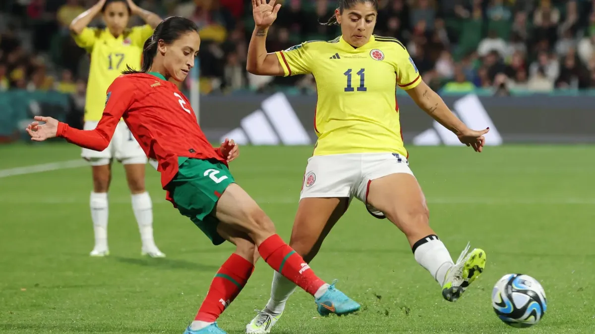 Zineb Redouani y Catalina Usme (d) compiten por el balón durante el partido de fútbol de la Copa Mundial Femenina de la FIFA 2023 entre Marruecos y Colombia en el Estadio Rectangular de Perth en Perth, Australia.