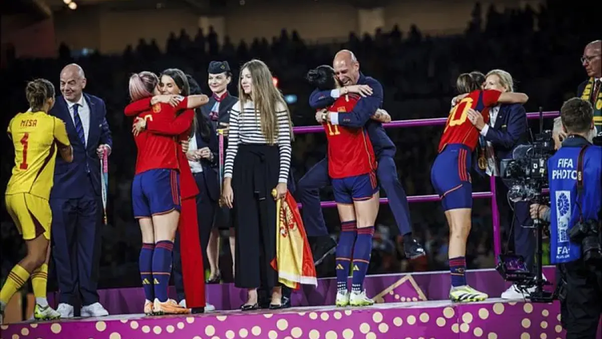 Las jugadoras españolas recibiendo las medallas por ganar el Mundial.