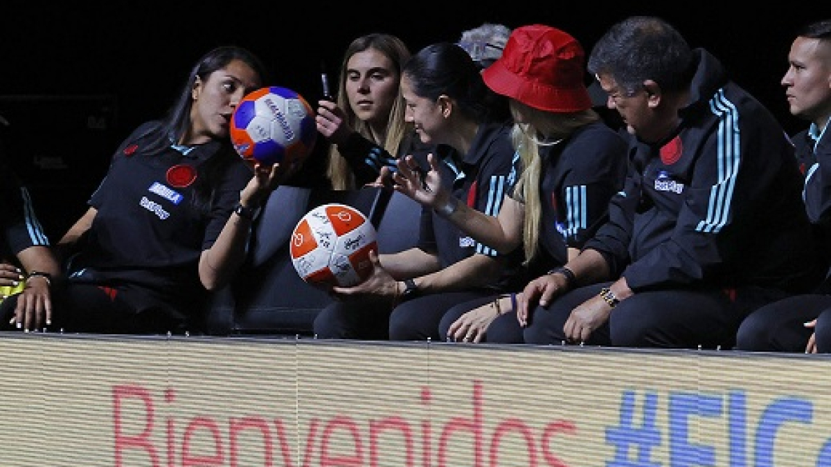 Durante la ceremonia, en la que incluso hubo shows musicales a cargo del grupo bogotano de tropipop Sin Ánimo de Lucro y del cantante Pipe Bueno, las jugadoras sonrieron y celebraron, con emoción, lo que consiguieron en la Copa del Mundo.